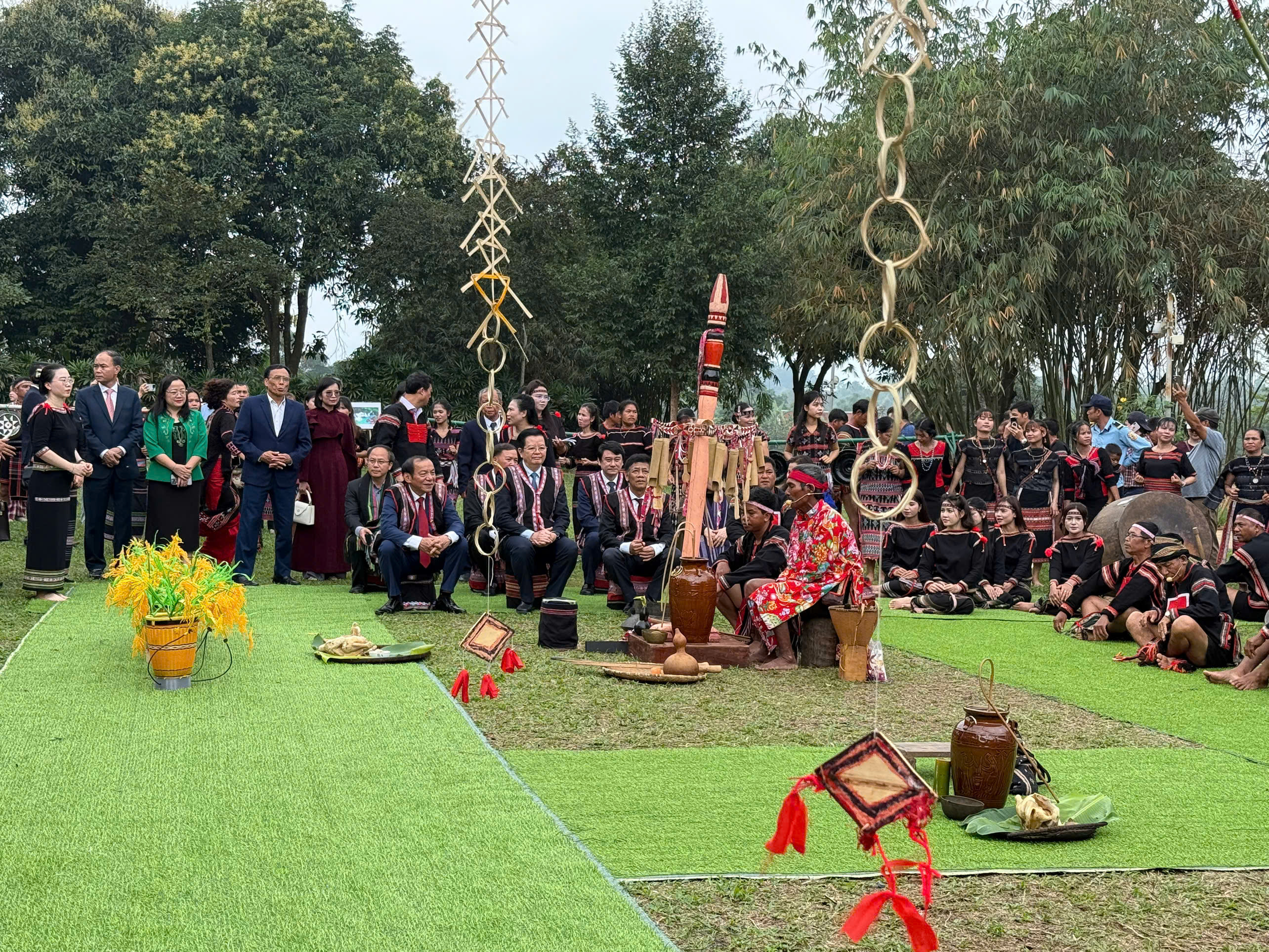 Lãnh đạo Đảng, Nhà nước tham dự nghi lễ cầu mùa, cầu an vui và Ngày hội của buôn làng Tây Nguyên